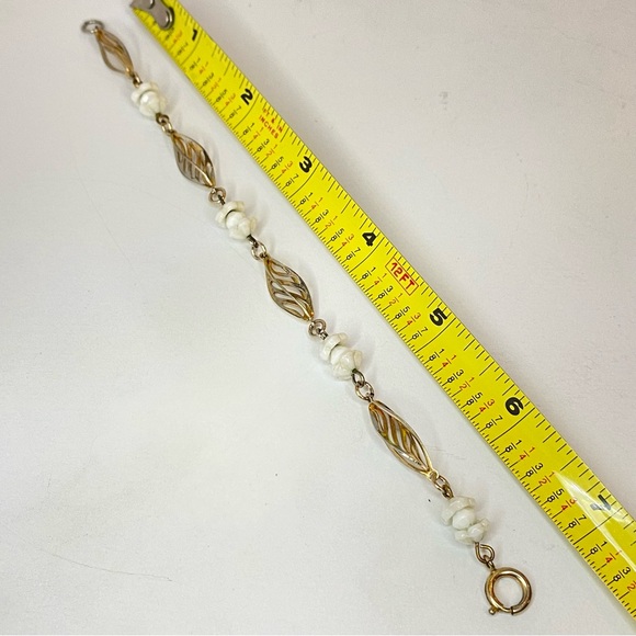 Vintage Gold Tone Twisted Textured White Floral Station Bead Dainty Bracelet 7" - Picture 3 of 5